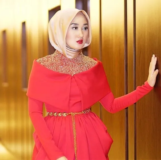 Cewek Berhijab Juga Bisa Pakai Atasan Off Shoulder, Lho. Biar Nggak Salah Kostum, Gini Aturannya! 16
