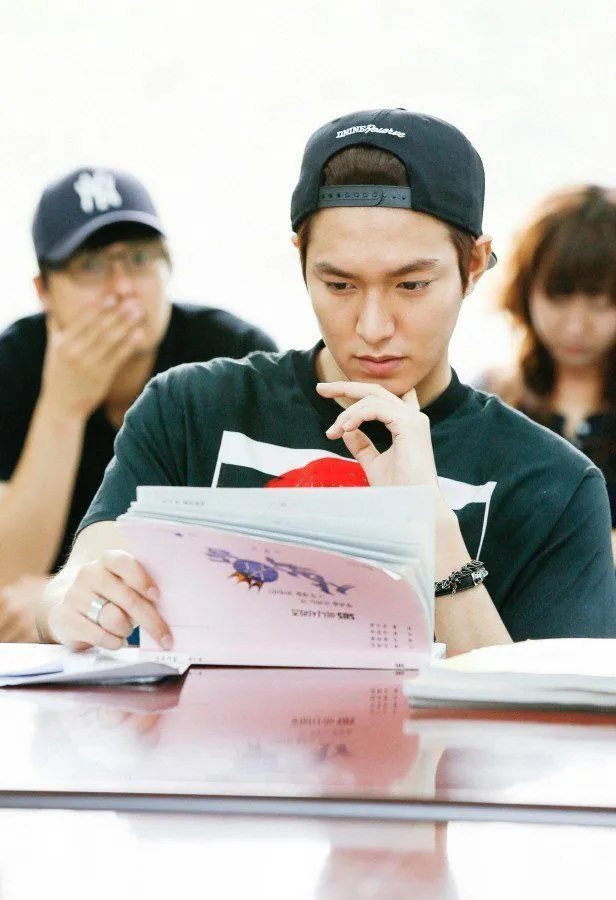 Cowok Penyuka Drama Korea Sering Diremehkan. Padahal 6 Kelebihan Ini Bikin Mereka Jadi Idaman 9