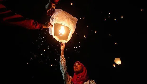 Banyak Negara yang Larang Penerbangan Lampion, Keindahan Itu Ternyata Tak Sepadan dengan Dampaknya 8