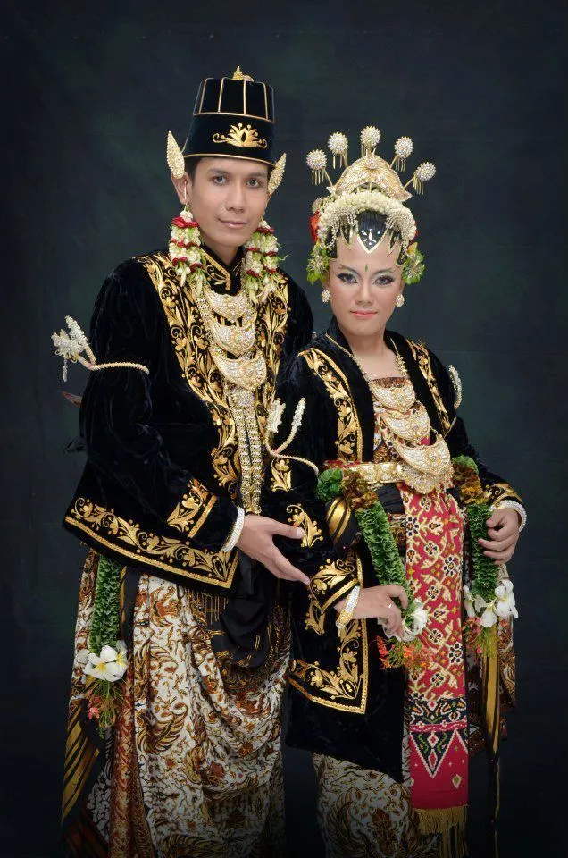 Alasan Kenapa Baju Pengantin Jawa Berwarna Hitam. Padahal 'kan Warna Berkabung Ya? 10
