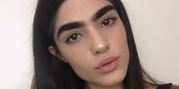 Alis Super Tebal Kayak Sinchan Nggak Melulu Jadi Tertawaan, Gadis Ini Malah Jadi Model Karenanya 6