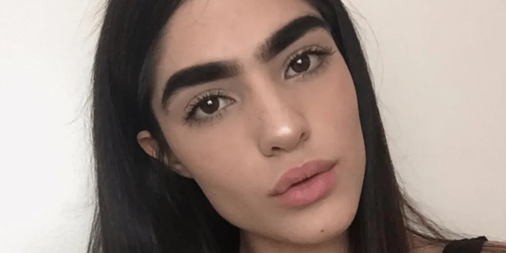 Alis Super Tebal Kayak Sinchan Nggak Melulu Jadi Tertawaan, Gadis Ini Malah Jadi Model Karenanya