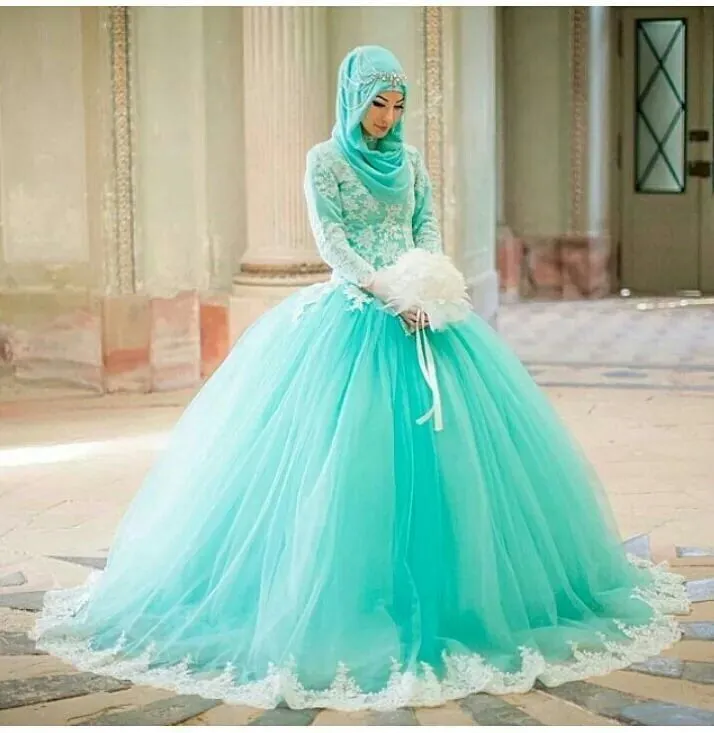 12 Gaun Pernikahan Hijab Bertema Turquoise untuk Datangkan Kesan Sejuk di Resepsimu 13