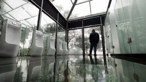 Unik, Ada Toilet Berdinding Transparan di Cina. Duh, Nggak Bisa Konsentrasi Dong Ya? 4