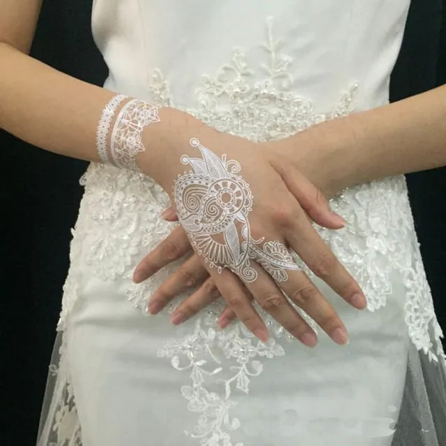 16+ Inspirasi Henna Putih Simple untuk Hari Pernikahanmu 20