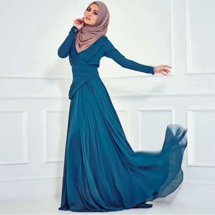 12 Gaun Pernikahan Hijab Bertema Turquoise untuk Datangkan Kesan Sejuk di Resepsimu 17