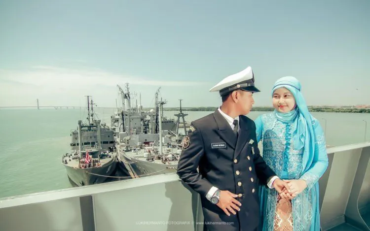 11 Foto Prewedding Lucu Tema Profesi. Dokter, Polisi, Tentara, Semua Ada di Sini 13