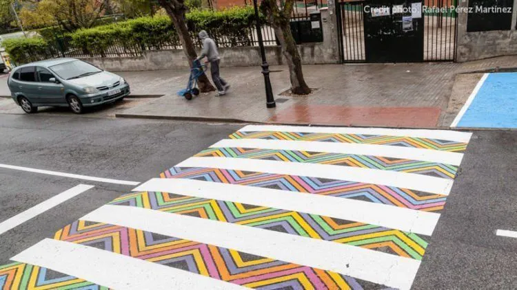 Unik Banget! Zebra Cross di Kota Ini Berwarna-warni. Pasti Bakal Seneng Deh Nyebrang di Sini! 17