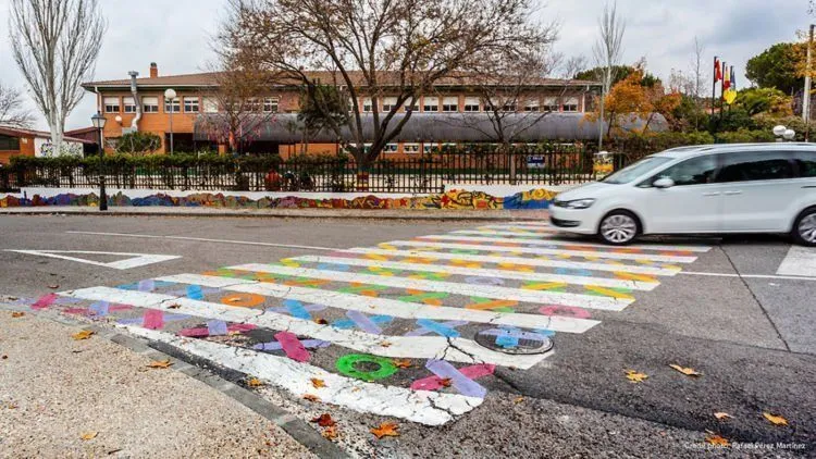 Unik Banget! Zebra Cross di Kota Ini Berwarna-warni. Pasti Bakal Seneng Deh Nyebrang di Sini! 15