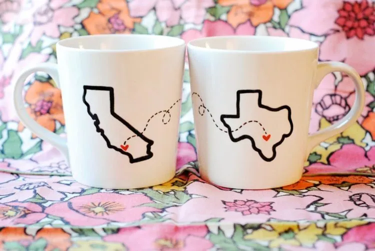 10 Ide Kado Kreatif untuk Pacar LDR 13 Couple mug
