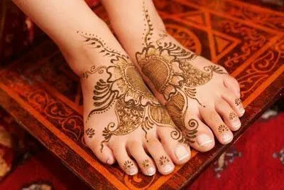 13 Inspirasi Henna Kaki yang Menawan Hati. Demi Sucinya Pernikahanmu Nanti 24