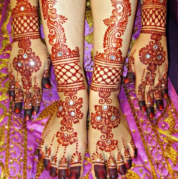13 Inspirasi Henna Kaki yang Menawan Hati. Demi Sucinya Pernikahanmu Nanti 26