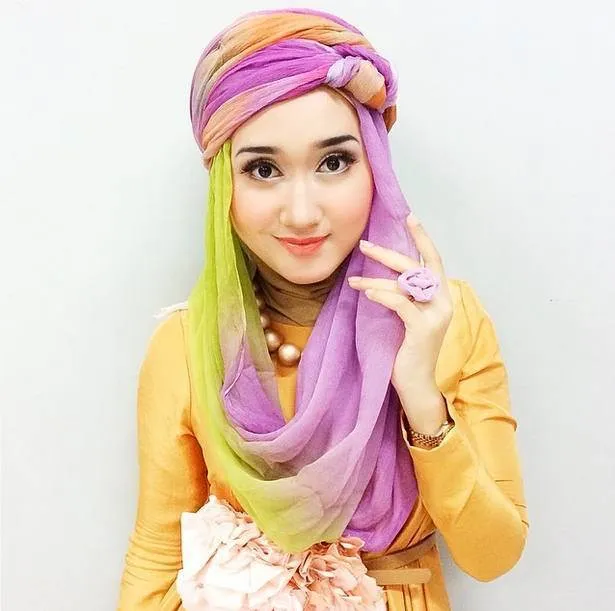 5 Perkembangan Hijab di Indonesia Sejak Zaman Kemerdekaan Hingga Sekarang. Simak Yuk! 10