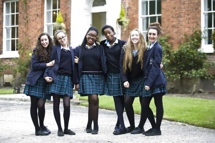 9 Negara dengan Seragam Sekolah yang Dikenal Seksi. Hayo, Para Siswa Harus Tetap Fokus Belajar Ya Nak 17