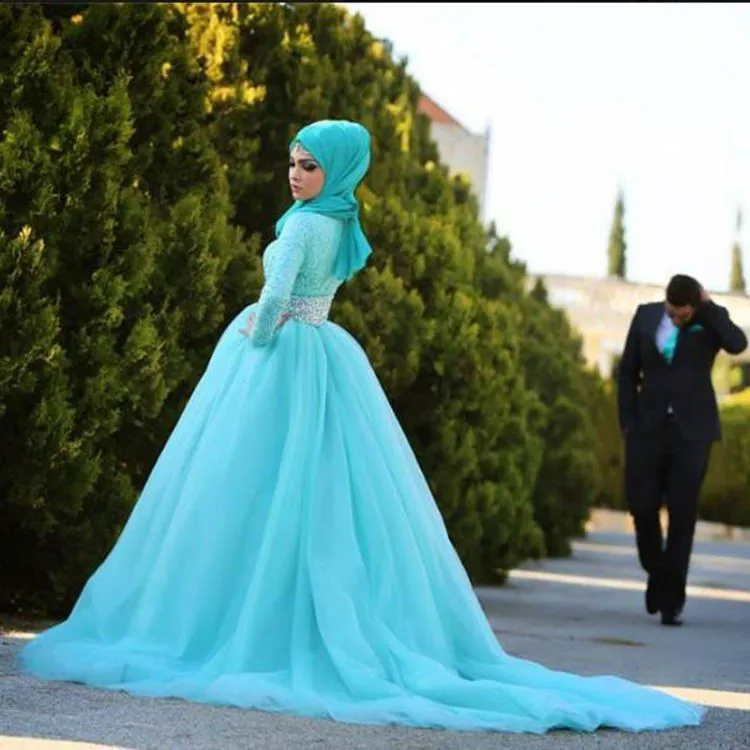 12 Gaun Pernikahan Hijab Bertema Turquoise untuk Datangkan Kesan Sejuk di Resepsimu 12