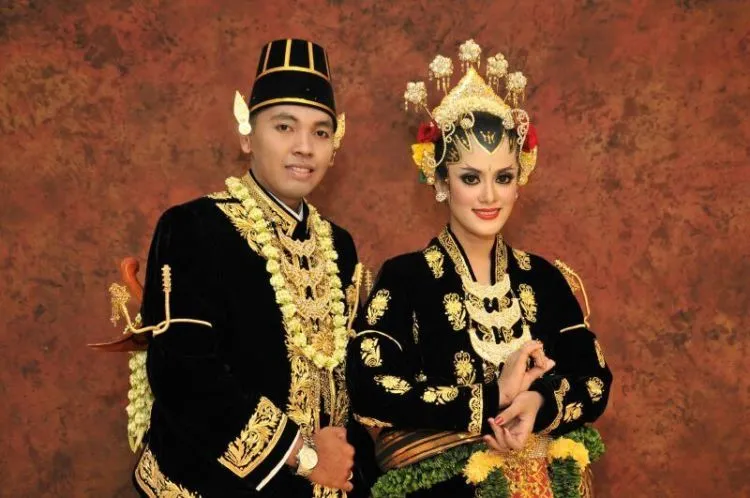 7 Busana Pengantin Daerah Nusantara. Kenali Dulu, Siapa Tahu Jodohmu dari Sana 16