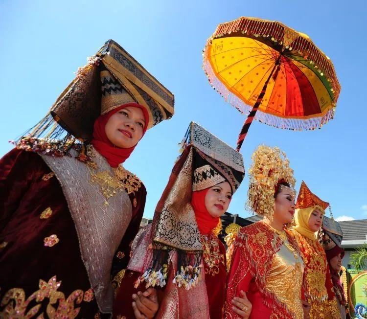 Jika Bugis Ada Uang Panai', di Padang Ada Uang Japuik. Pihak Ceweklah yang Melamar Cowok 8