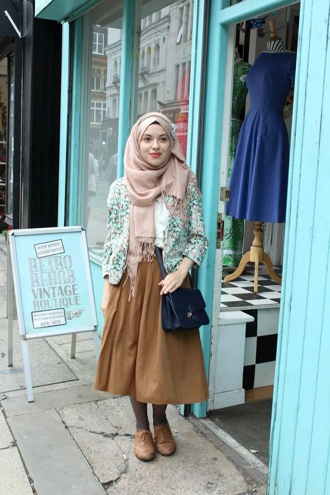 Menuju Cantik 2017; Trik Padu Padan Hijab & Baju Vintage Ini Harus Jadi Referensi! 16