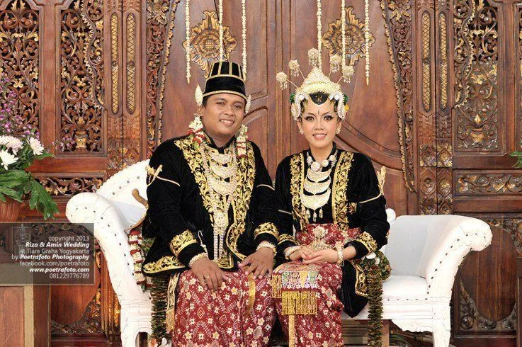 Alasan Kenapa Baju Pengantin Jawa Berwarna Hitam. Padahal 'kan Warna Berkabung Ya? 11