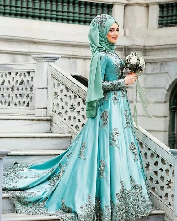 12 Gaun Pernikahan Hijab Bertema Turquoise untuk Datangkan Kesan Sejuk di Resepsimu 19