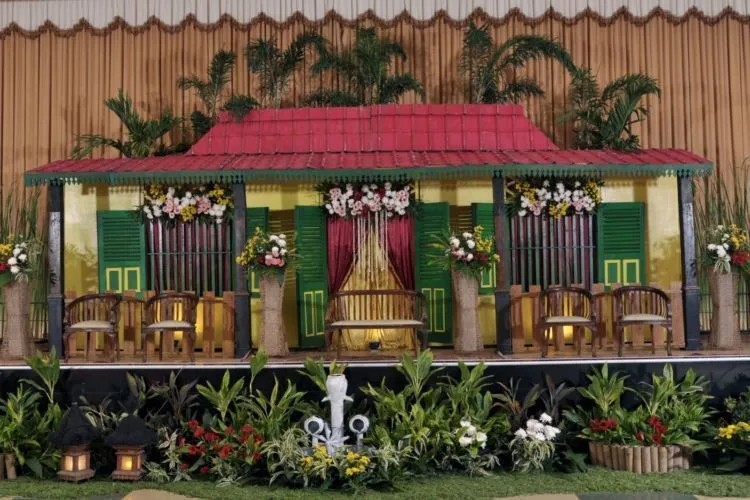 7 Pelaminan Tradisional Unik yang Bisa Jadi Referensi Kamu Menikah Nanti 10