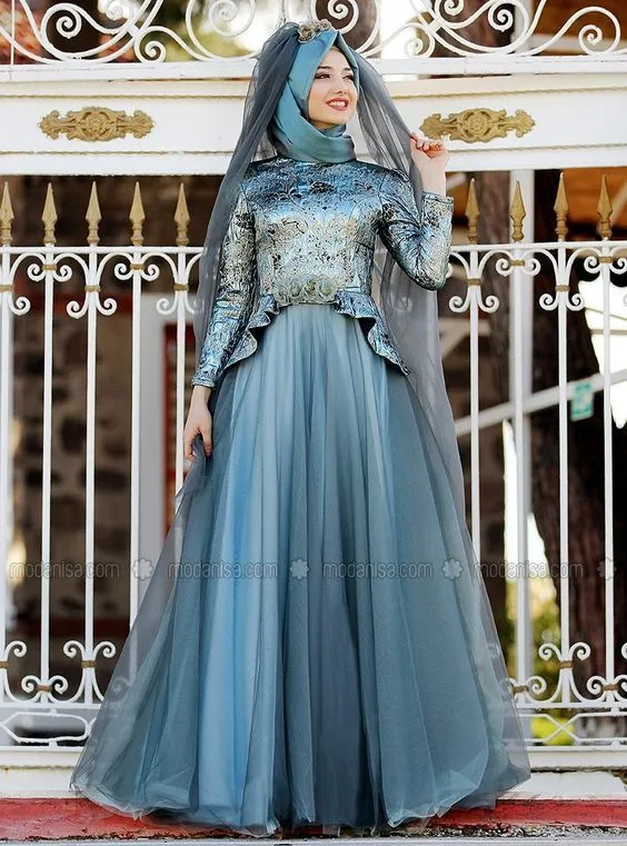 12 Gaun Pernikahan Hijab Bertema Turquoise untuk Datangkan Kesan Sejuk di Resepsimu 20