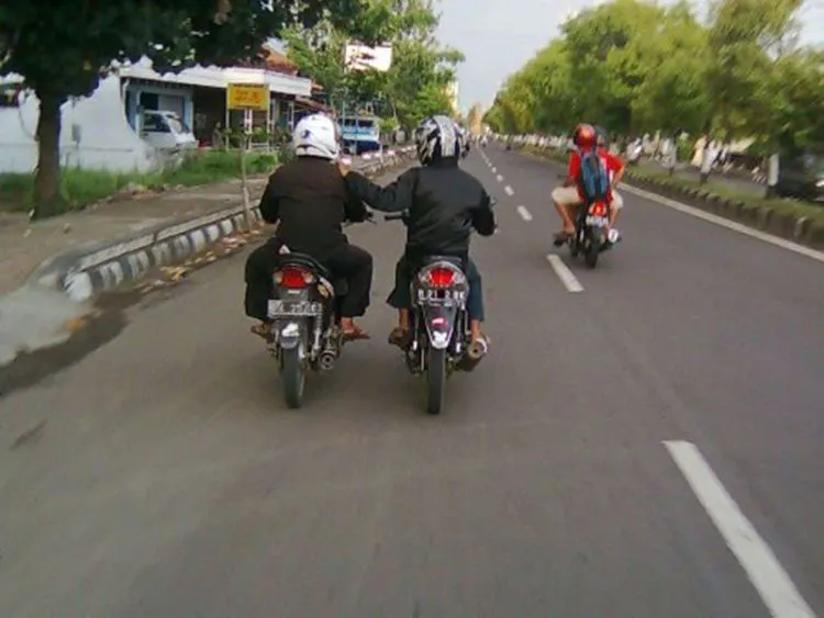 Kamu Pasti Hafal Sama Kelakuan Ngeselin Pengendara di Jalan Seperti Ini. Bikin Emosi Terus Jadinya! 13