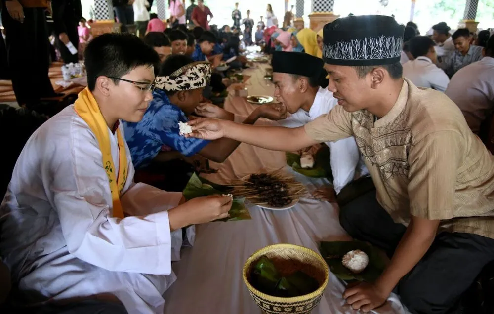 9 Kalimat Basa-Basi yang Bisa Diucapkan ke Teman yang Berhari Raya, Toleransi Lagi Dibutuhkan Banget 10