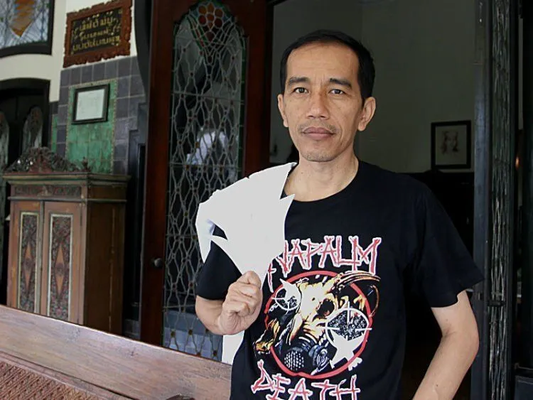 Dari Sandal Biru ke Jaket Bomber Keren, Ini Mungkin Alasan Kita Tak Bisa Berhenti Ngepoin Pak Jokowi 10