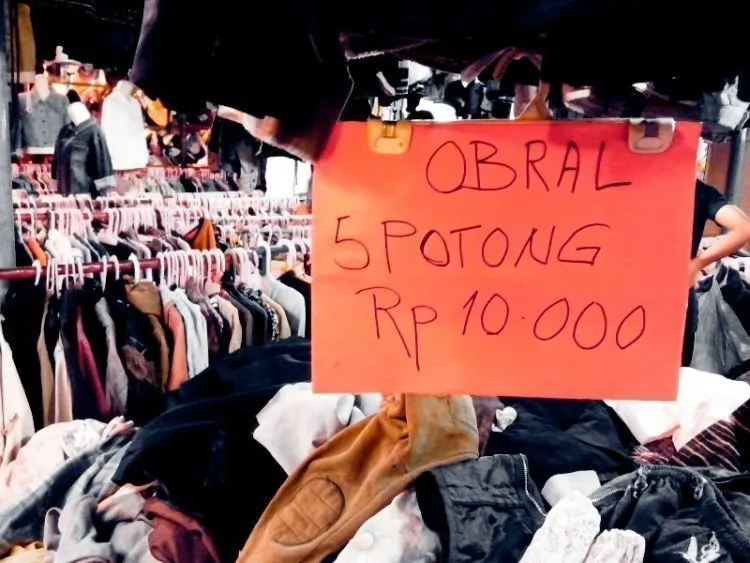 Awul-Awul, Bursa Pakaian Bekas Murah yang Jadi Ikon Sekaten, Jogja. Buruan ke Sini Sebelum Keabisan! 9