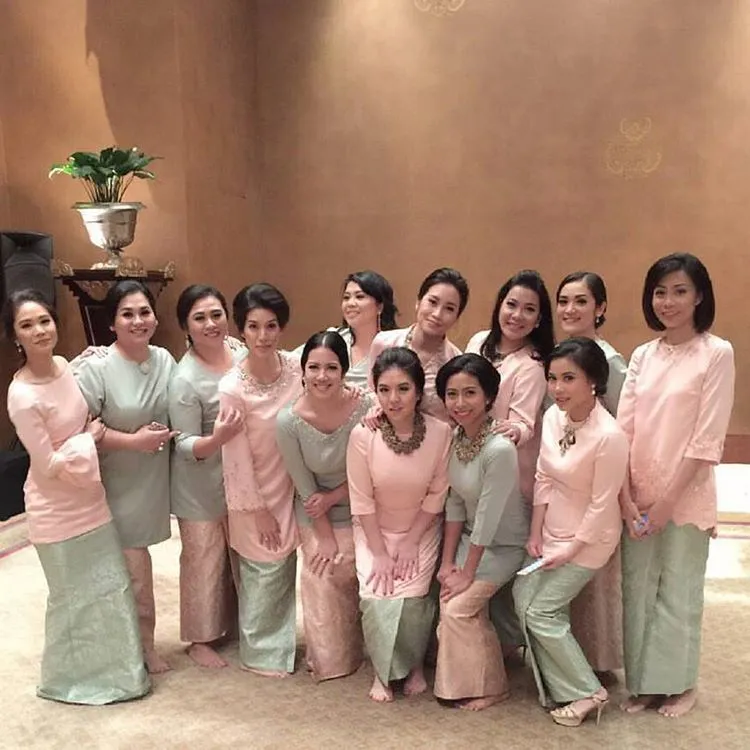 16+ Ide Seragam Bridesmaid yang Nggak Melulu Kebaya 26