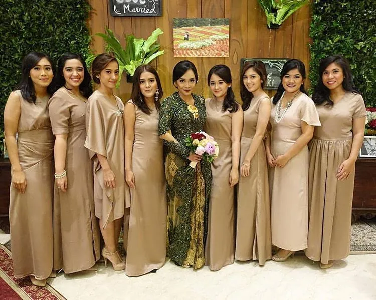 16+ Ide Seragam Bridesmaid yang Nggak Melulu Kebaya 30