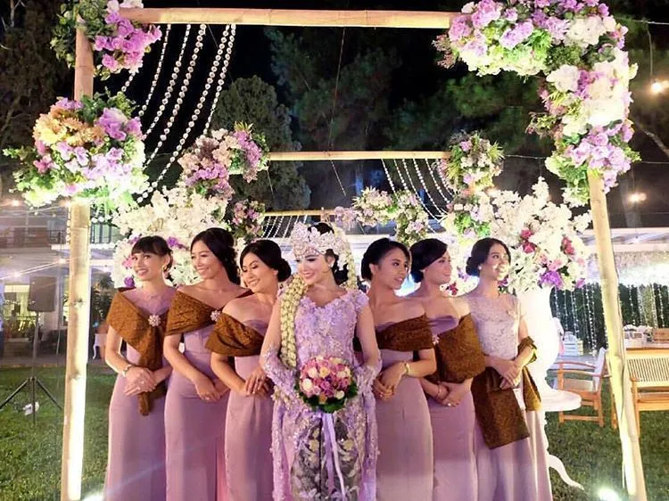 16+ Ide Seragam Bridesmaid yang Nggak Melulu Kebaya 32