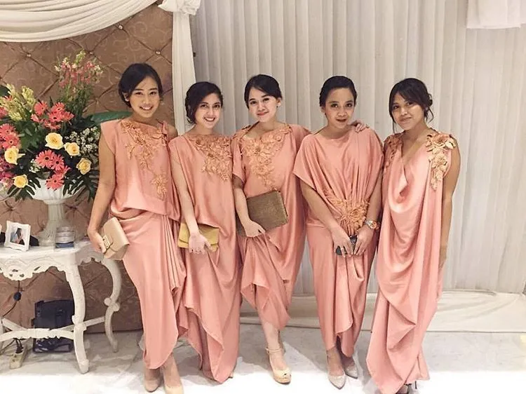 16+ Ide Seragam Bridesmaid yang Nggak Melulu Kebaya 18