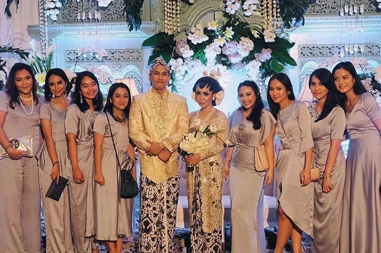16+ Ide Seragam Bridesmaid yang Nggak Melulu Kebaya 20
