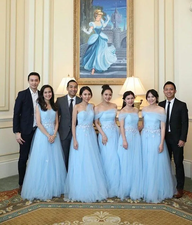 16+ Ide Seragam Bridesmaid yang Nggak Melulu Kebaya 22