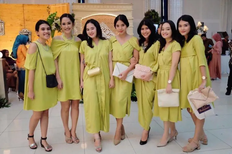 16+ Ide Seragam Bridesmaid yang Nggak Melulu Kebaya 25