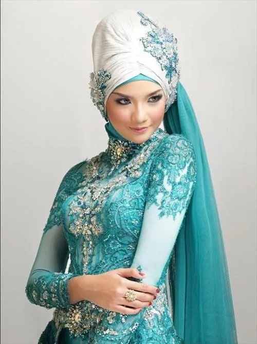 12 Gaun Pernikahan Hijab Bertema Turquoise untuk Datangkan Kesan Sejuk di Resepsimu 18