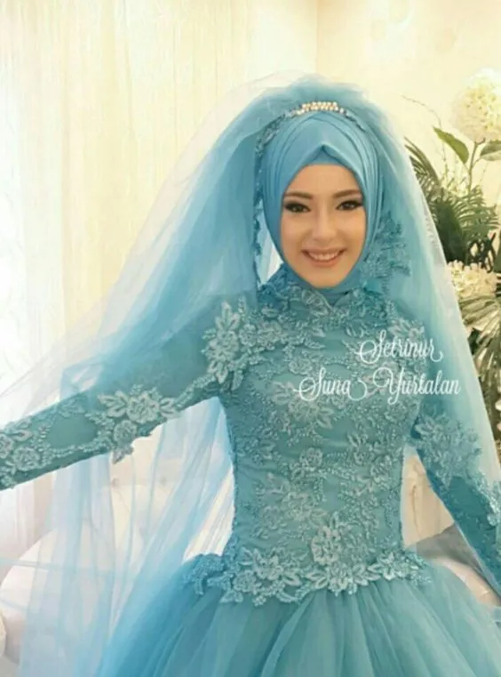 12 Gaun Pernikahan Hijab Bertema Turquoise untuk Datangkan Kesan Sejuk di Resepsimu 21