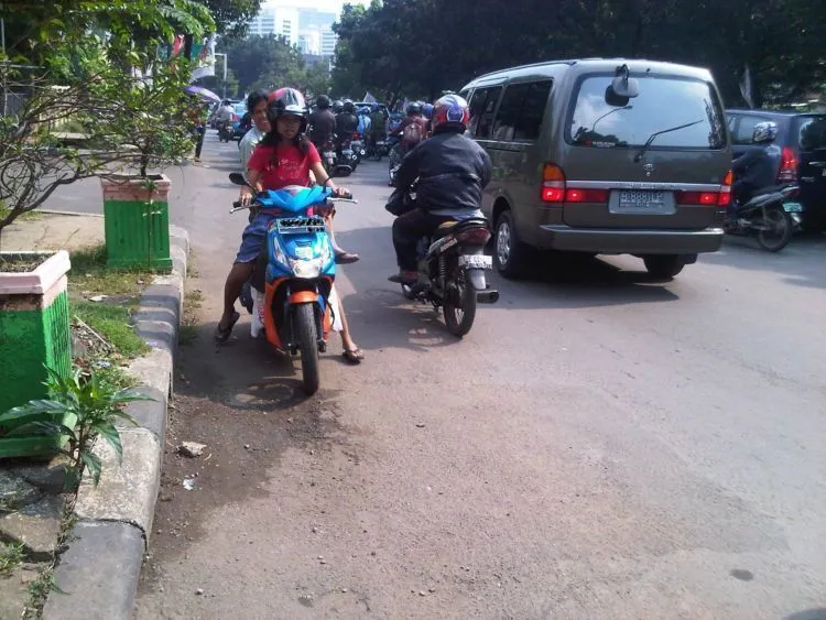 Kamu Pasti Hafal Sama Kelakuan Ngeselin Pengendara di Jalan Seperti Ini. Bikin Emosi Terus Jadinya! 16