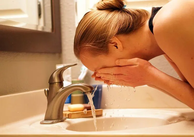 Suka Kaget Bangun Tidur Tiba-Tiba Muncul Jerawat di Muka? Atasi dengan 8 Cara Ini, Deh! 13