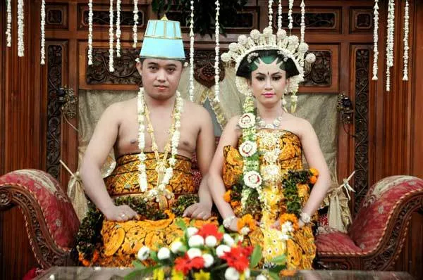 7 Busana Pengantin Daerah Nusantara. Kenali Dulu, Siapa Tahu Jodohmu dari Sana 15