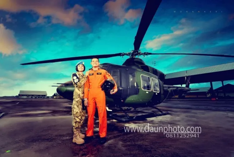11 Foto Prewedding Lucu Tema Profesi. Dokter, Polisi, Tentara, Semua Ada di Sini 22