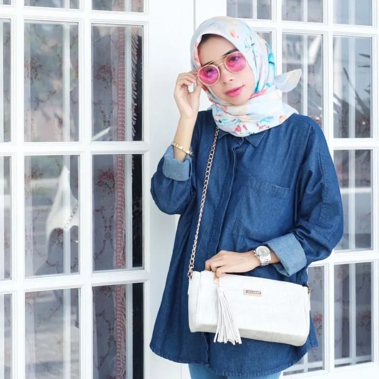 9 Ide Tampil Santai dan Elegan dengan Kemeja Longgar. Cantik 'Kan Nggak Harus Berlebihan! 18