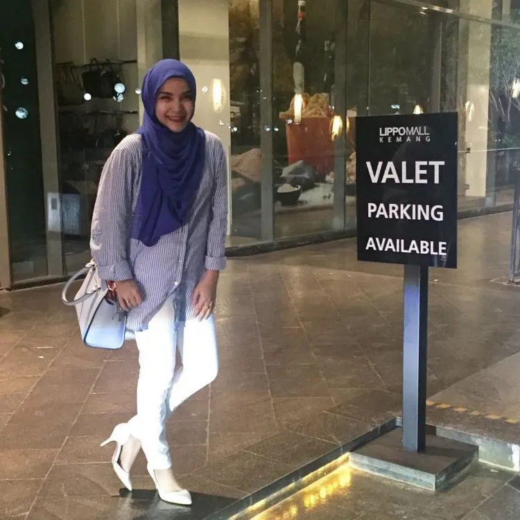 9 Ide Tampil Santai dan Elegan dengan Kemeja Longgar. Cantik 'Kan Nggak Harus Berlebihan! 13