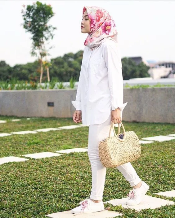 9 Ide Tampil Santai dan Elegan dengan Kemeja Longgar. Cantik 'Kan Nggak Harus Berlebihan! 14