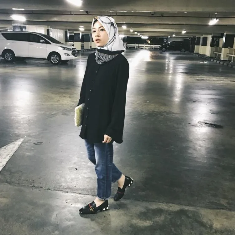 9 Ide Tampil Santai dan Elegan dengan Kemeja Longgar. Cantik 'Kan Nggak Harus Berlebihan! 15