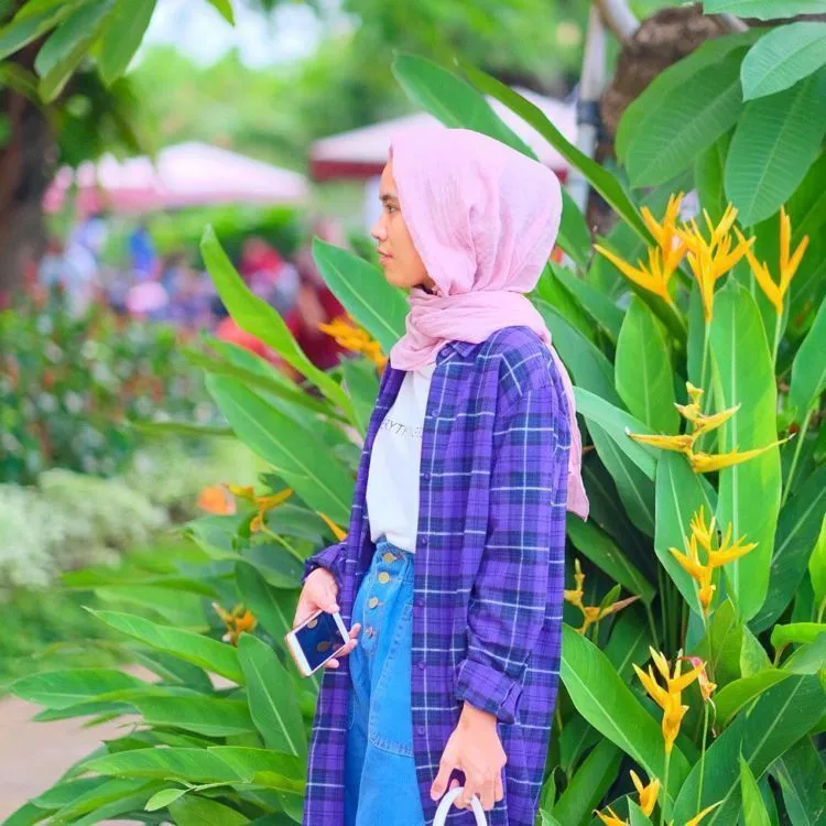 9 Ide Tampil Santai dan Elegan dengan Kemeja Longgar. Cantik 'Kan Nggak Harus Berlebihan! 16