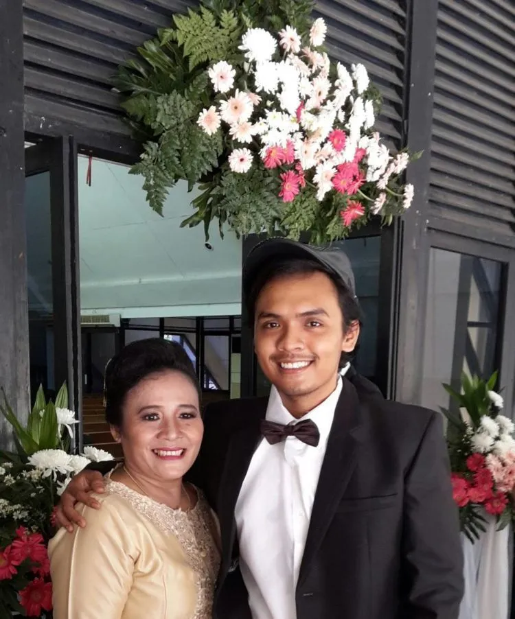 12 Cowok Cute Berfoto Mesra Sama Ibunya di Hari Ibu. Sweet Banget, Bunda Nggak Sekalian Cari Mantu? 13