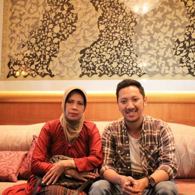 12 Cowok Cute Berfoto Mesra Sama Ibunya di Hari Ibu. Sweet Banget, Bunda Nggak Sekalian Cari Mantu? 22
